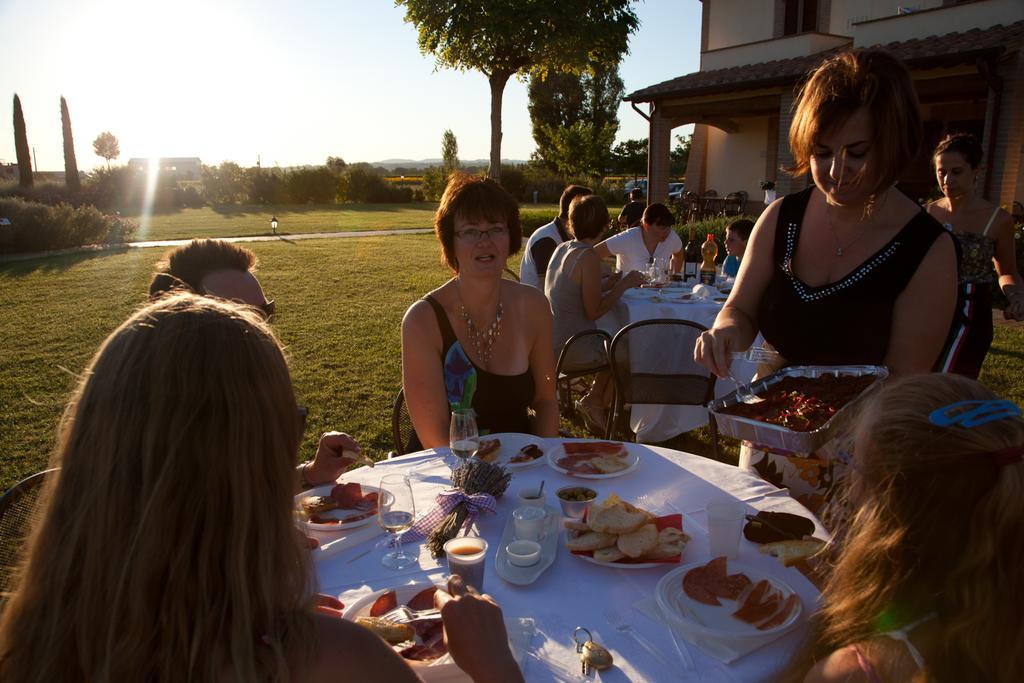 Agriturismo Le Rondini Di Francesco Di Assisi Cannara Bagian luar foto